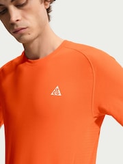 برتقالي فسفوري - تيشِرت للجري Solar Chase بتقنية Dri-FIT المطوّرة تشكيلة ACG من Nike - Image 4 of 5