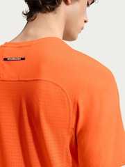 برتقالي فسفوري - تيشِرت للجري Solar Chase بتقنية Dri-FIT المطوّرة تشكيلة ACG من Nike - Image 5 of 5