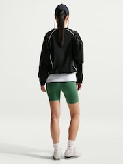 Verde - Pantalones cortos de ciclismo de talle alto de 8" de Nike Classic - Imagen 2 de 5