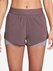 Brązowy z motywem tatuażu - Szorty do biegania Nike Swift Dri-FIT 2-w-1 ze średnim stanem - Obraz 1 z 8