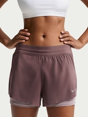 Brązowy z motywem tatuażu - Szorty do biegania Nike Swift Dri-FIT 2-w-1 ze średnim stanem - Obraz 2 z 8