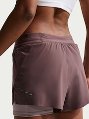 Brązowy z motywem tatuażu - Szorty do biegania Nike Swift Dri-FIT 2-w-1 ze średnim stanem - Obraz 3 z 8