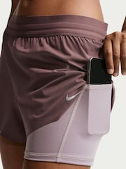 Brązowy z motywem tatuażu - Szorty do biegania Nike Swift Dri-FIT 2-w-1 ze średnim stanem - Obraz 4 z 8