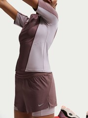 Brązowy z motywem tatuażu - Szorty do biegania Nike Swift Dri-FIT 2-w-1 ze średnim stanem - Obraz 5 z 8