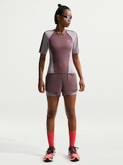 Brązowy z motywem tatuażu - Szorty do biegania Nike Swift Dri-FIT 2-w-1 ze średnim stanem - Obraz 7 z 8