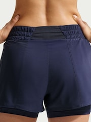 Bleumarin în miez de noapte - Pantaloni scurți Nike One Dri-FIT Mid-Rise 3" 2-în-1 - Imaginea 4 din 6