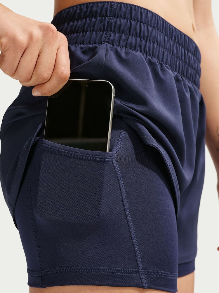 Bleumarin în miez de noapte - Pantaloni scurți Nike One Dri-FIT Mid-Rise 3" 2-în-1 - Imaginea 6 din 6