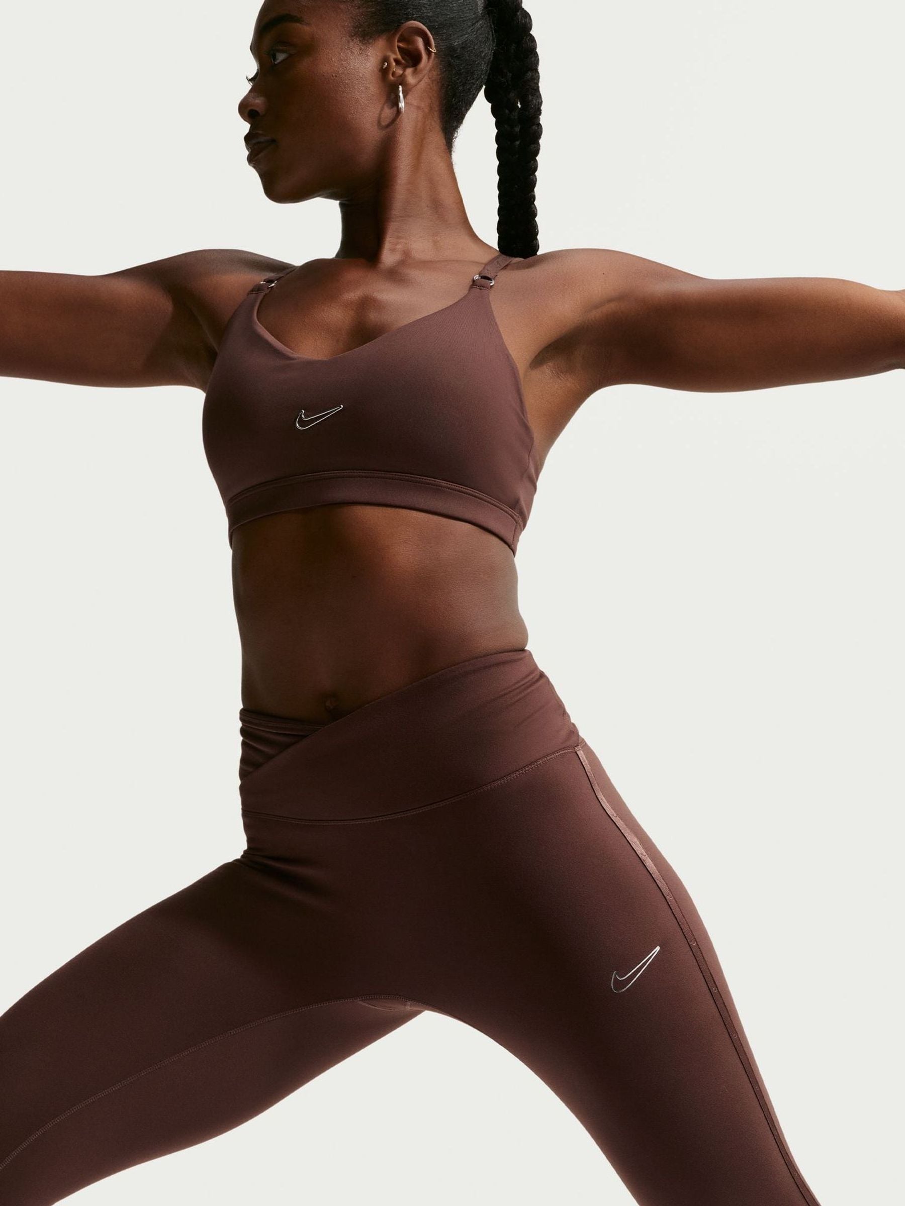 Next：日本 チョコレートブラウン - Nike One ハイウエストフル