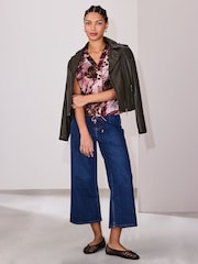 Roze met palmboomprint - V-Neck Short Sleeved Tie Waist Top - Afbeelding 2 van 9