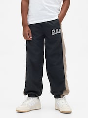 Gap Black Polyamide Relaxed Logo Joggers (4-13yrs) (4-13yrs) - Image 3 of 5