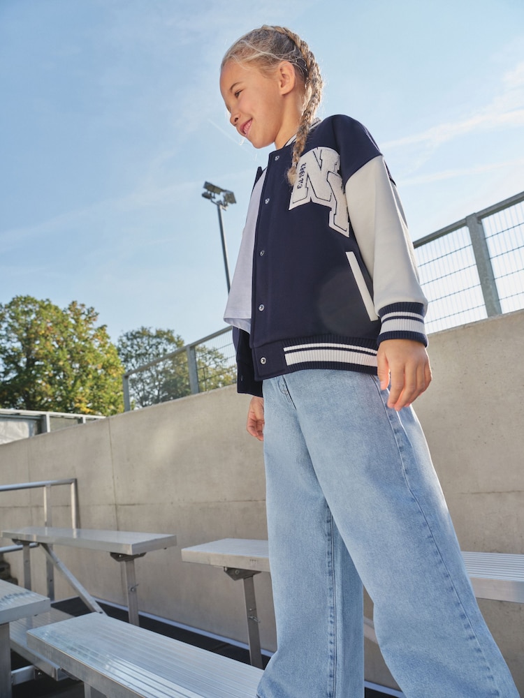 أزرق داكن - سترة مطرزة بتصميم مستوحى من فرق الجامعات (3-16 سنةً) - صورة 1 من 4 أزرق داكن - سترة مطرزة بتصميم مستوحى من فرق الجامعات (3-16 سنةً) - صورة 1 من 4