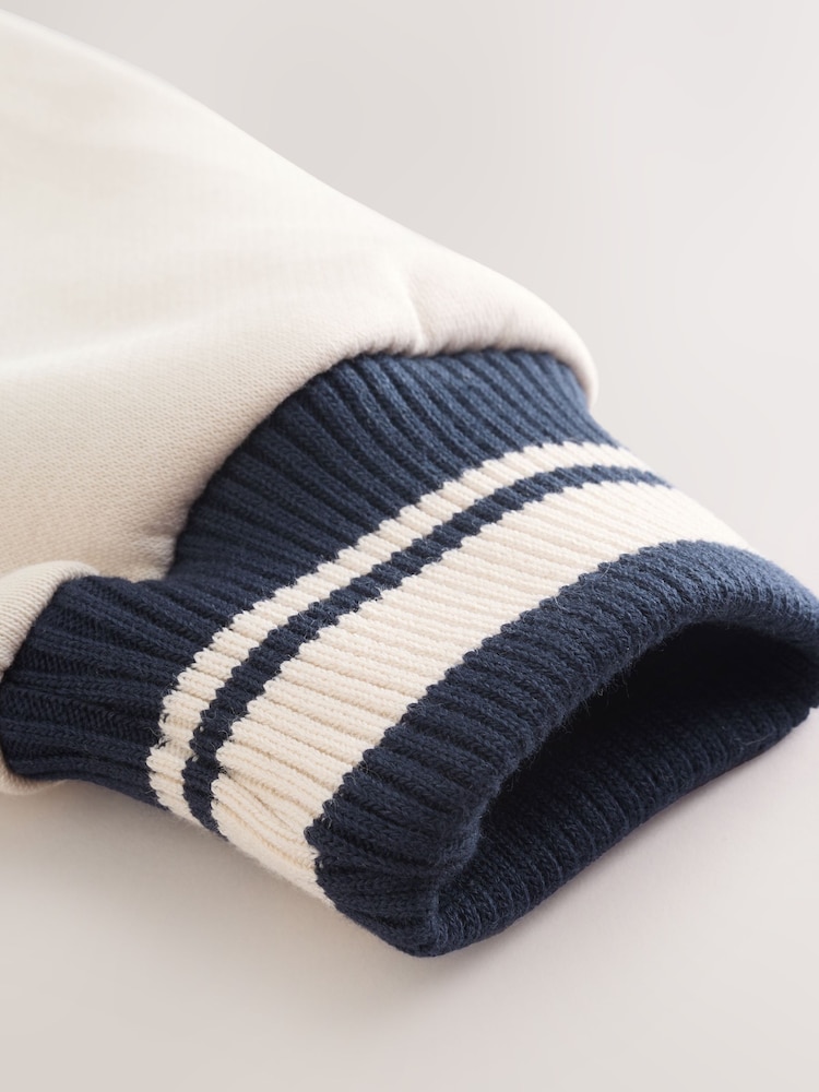 أزرق داكن - سترة مطرزة بتصميم مستوحى من فرق الجامعات (3-16 سنة) - Image 12 of 12 أزرق داكن - سترة مطرزة بتصميم مستوحى من فرق الجامعات (3-16 سنة) - Image 12 of 12