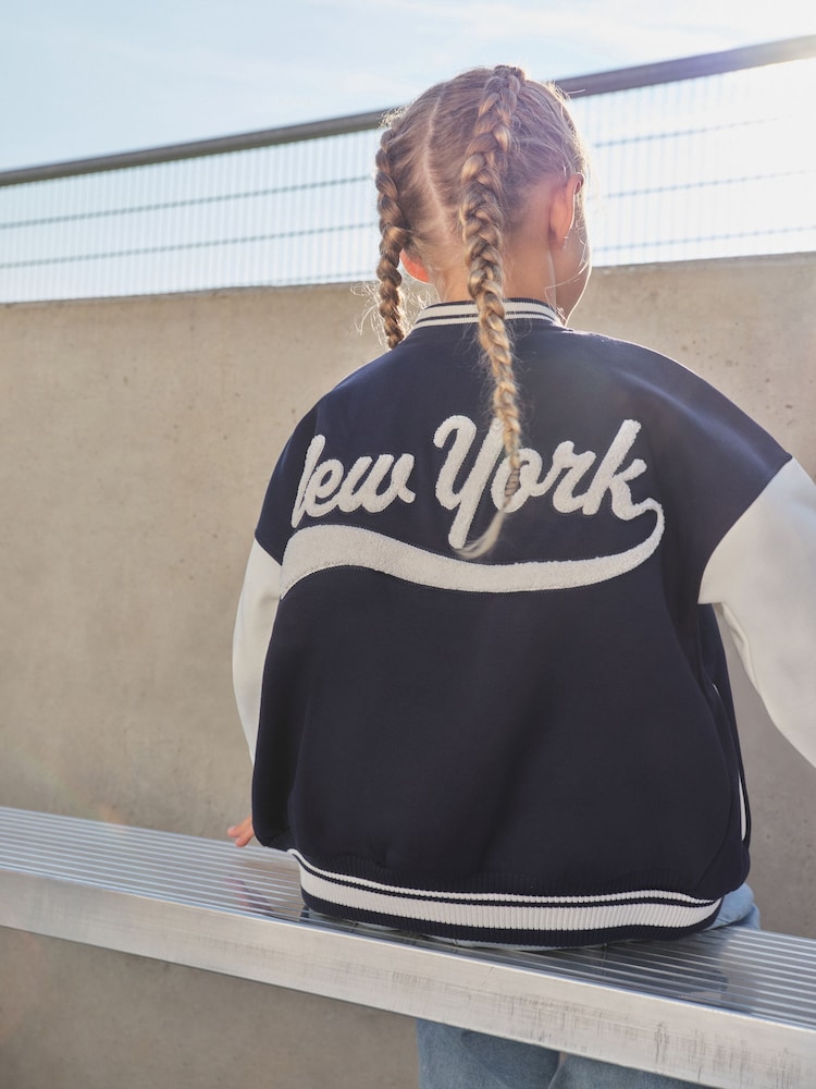 أزرق داكن - سترة مطرزة بتصميم مستوحى من فرق الجامعات (3-16 سنةً) - صورة 2 من 4 أزرق داكن - سترة مطرزة بتصميم مستوحى من فرق الجامعات (3-16 سنةً) - صورة 2 من 4