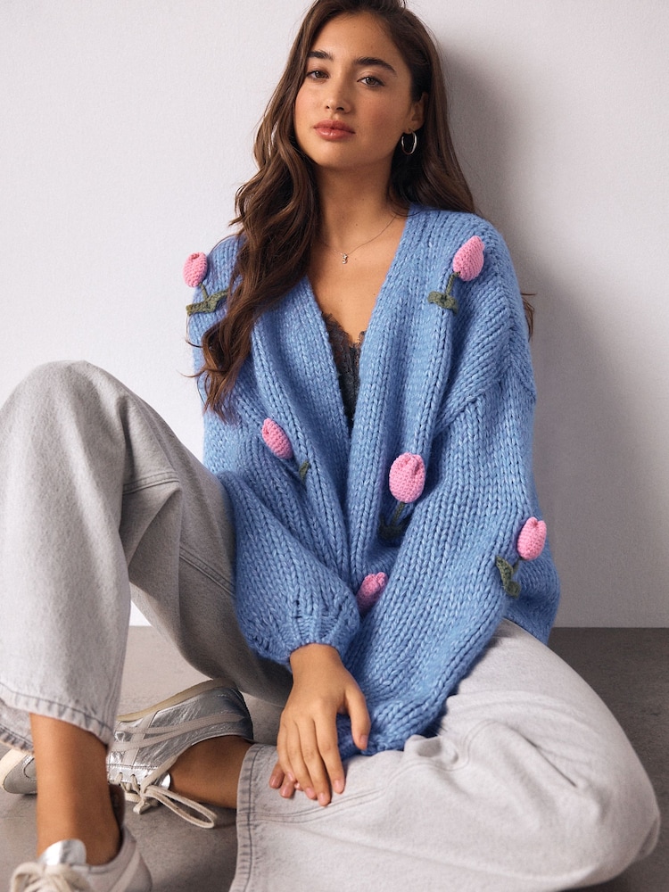 Leuchtend blaue 3D Tulpenblume - Grobstrickjacke mit weichem Griff - Bild 1 von 8 Leuchtend blaue 3D Tulpenblume - Grobstrickjacke mit weichem Griff - Bild 1 von 8