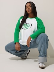 Camiseta com estampa frontal raglan e anelar Yours Curve Limited - Imagem 2 de 6