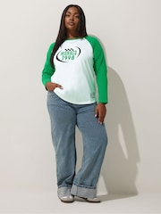 Camiseta com estampa frontal raglan e anelar Yours Curve Limited - Imagem 3 de 6