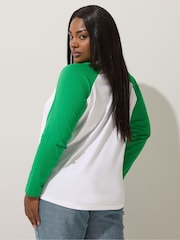Camiseta com estampa frontal raglan e anelar Yours Curve Limited - Imagem 4 de 6