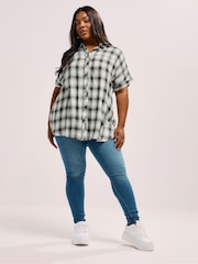 Camisa xadrez de viscose de manga curta Yours Curve - Imagem 2 de 5