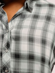 Camisa xadrez de viscose de manga curta Yours Curve - Imagem 4 de 5