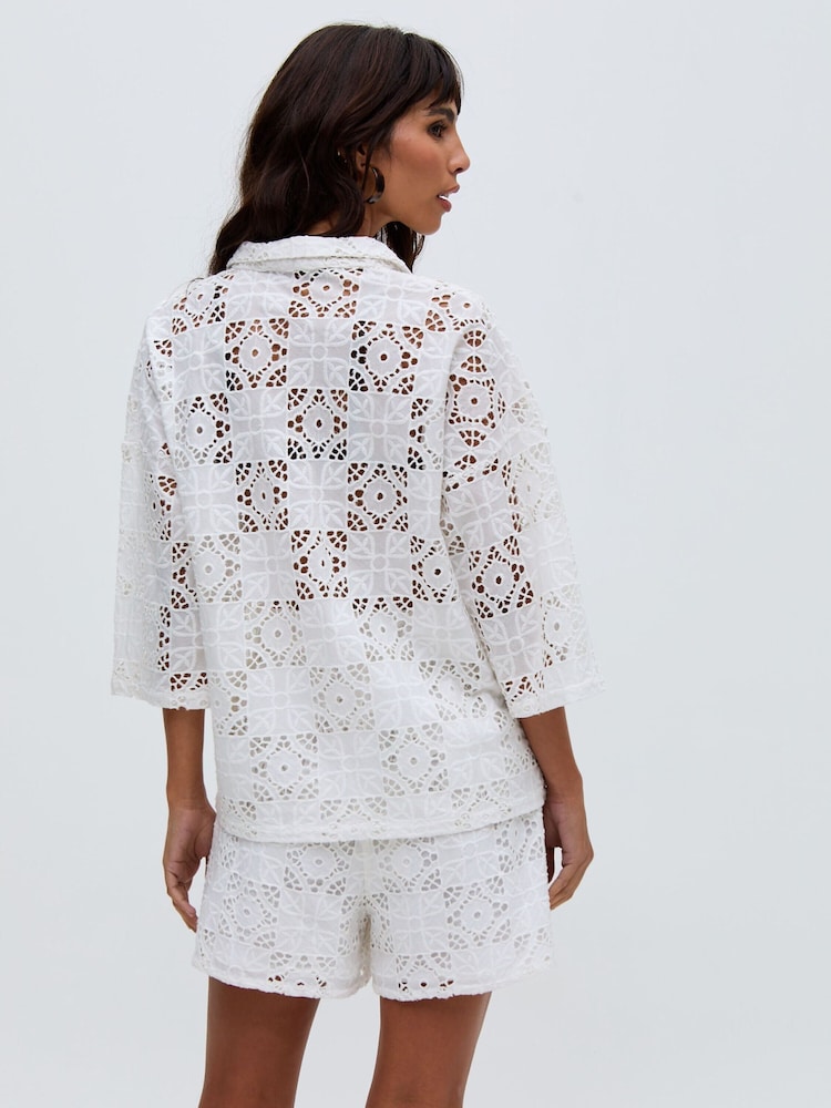 Raffya Shelli All-Over Broderie Anglaise Shorts - صورة 2 من 5