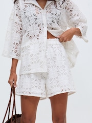 Raffya Shelli All-Over Broderie Anglaise Shorts - صورة 5 من 5