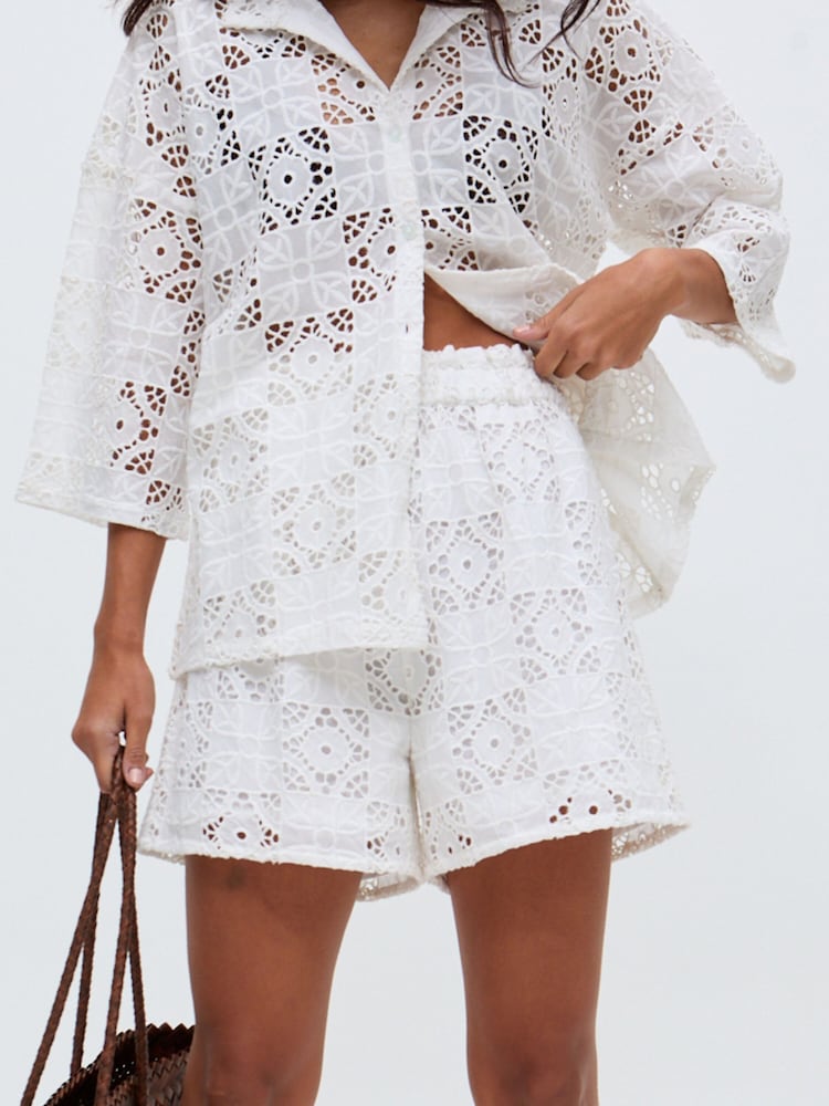 Raffya Shelli All-Over Broderie Anglaise Shorts - صورة 5 من 5