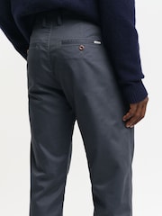 Gris - GANT Regular Fit Chino Trousers - Imagen 4 de 6