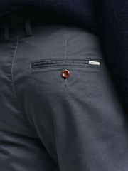 Gris - GANT Regular Fit Chino Trousers - Imagen 5 de 6