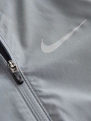 Rauchgrau - Nike Miler Repel UV Trainingsjacke - Bild 7 von 7