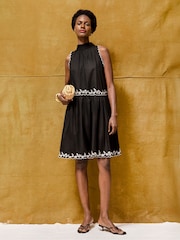 Vestido curto bordado com vieiras Ro&Zo - Imagem 3 de 5