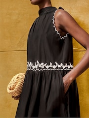 Vestido curto bordado com vieiras Ro&Zo - Imagem 4 de 5