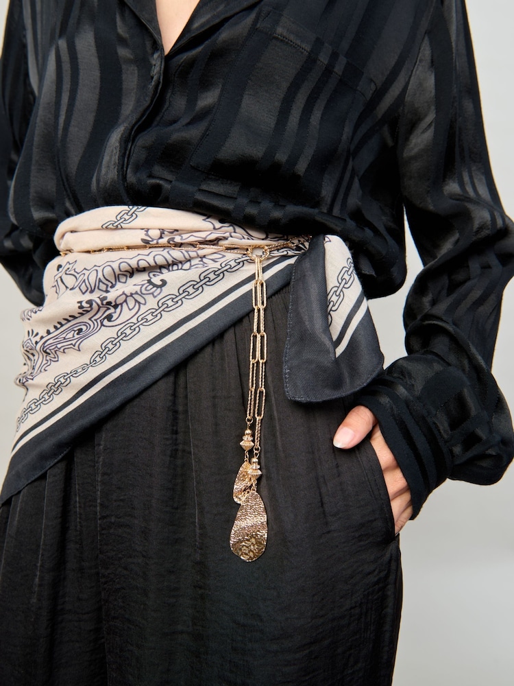 وشاح أسود عصري بطراز غربي من Aela - صورة 4 من 4 وشاح أسود عصري بطراز غربي من Aela - صورة 4 من 4