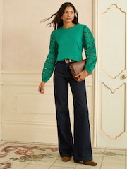 צבע ירוק עם רקמת ברודרי בעיטור שולי צדפה מעוגלים - Love & Roses חולצת שרוול ארוך - תמונה 3 מתוך 4