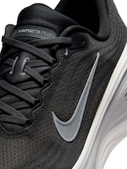 Grau/weiß - Nike Vomero Plus Laufschuhe - Bild 8 von 10