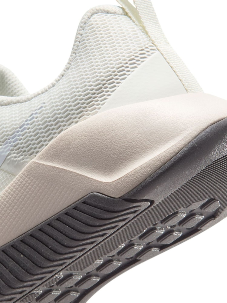 Nike White Pale Pink MC 3 Gym Trainers - Image 9 of 9