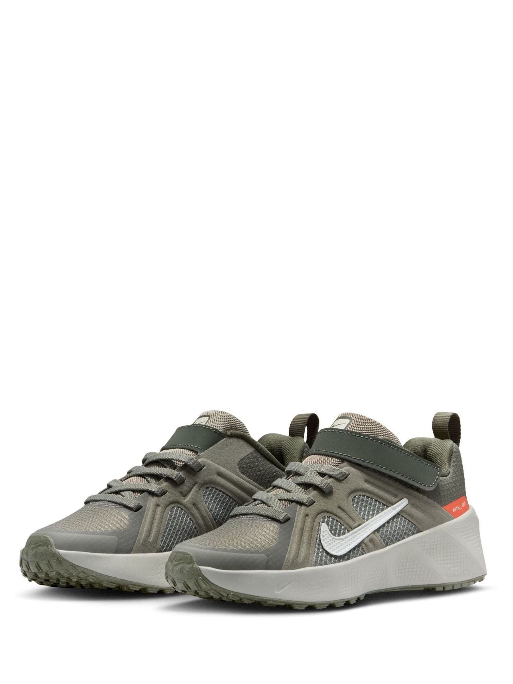 green nike junior trainers