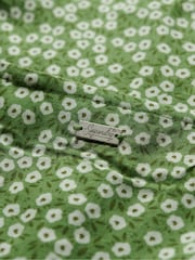 فستان متوسط الطول مطبوع بحمالات وأزرار أمامية من Superdry - صورة 7 من 7