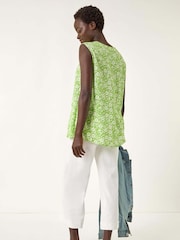 Blusa com decote em V e estampa floral romana - Imagem 3 de 5