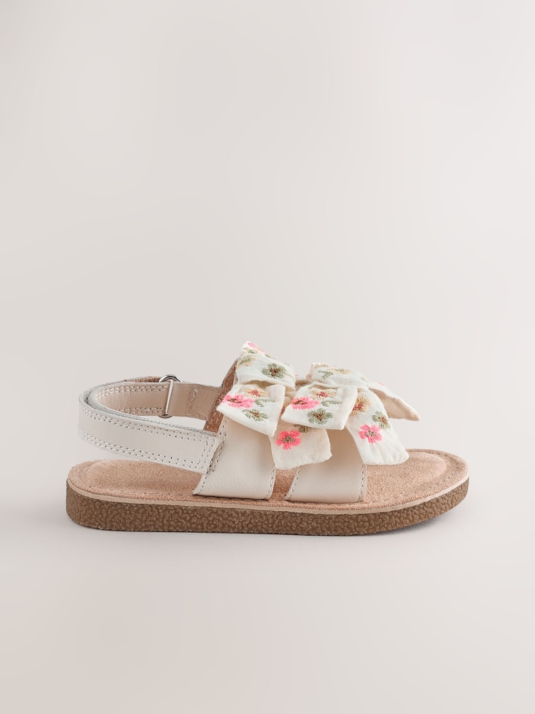 לבן רקום - סנדלי פפיון - תמונה 2 מתוך 5