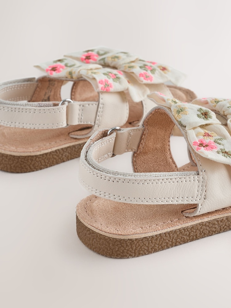 לבן רקום - סנדלי פפיון - תמונה 5 מתוך 5