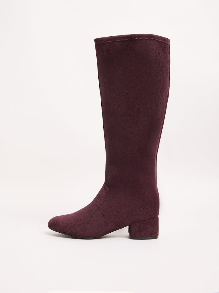 Burgunderrot - Friends Like These – kniehohe Socken-Stiefel aus Wildlederimitat mit niedrigem Blockabsatz - Bild 5 von 5