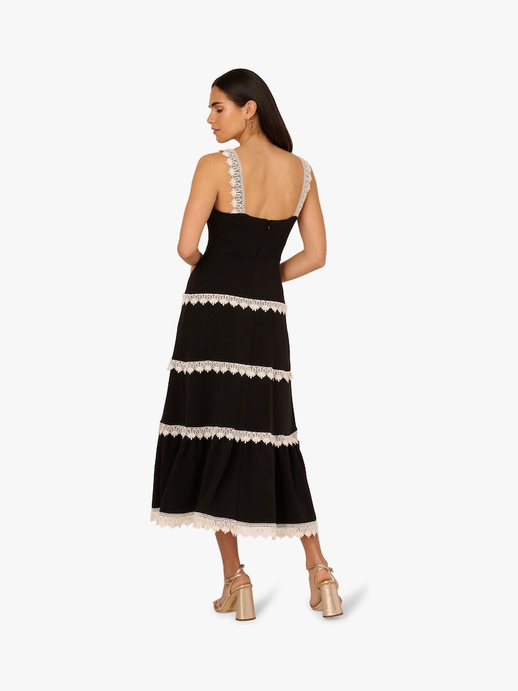 Vestido preto com acabamento em crochê e tricô Adrianna by Adrianna Papell - Imagem 2 de 6
