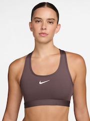 Tatu qəhvəyi - Nike Swoosh Orta Dəstəkli Yastıqsız İdman Büsthalteri - 3şəkildən 1 şəkil