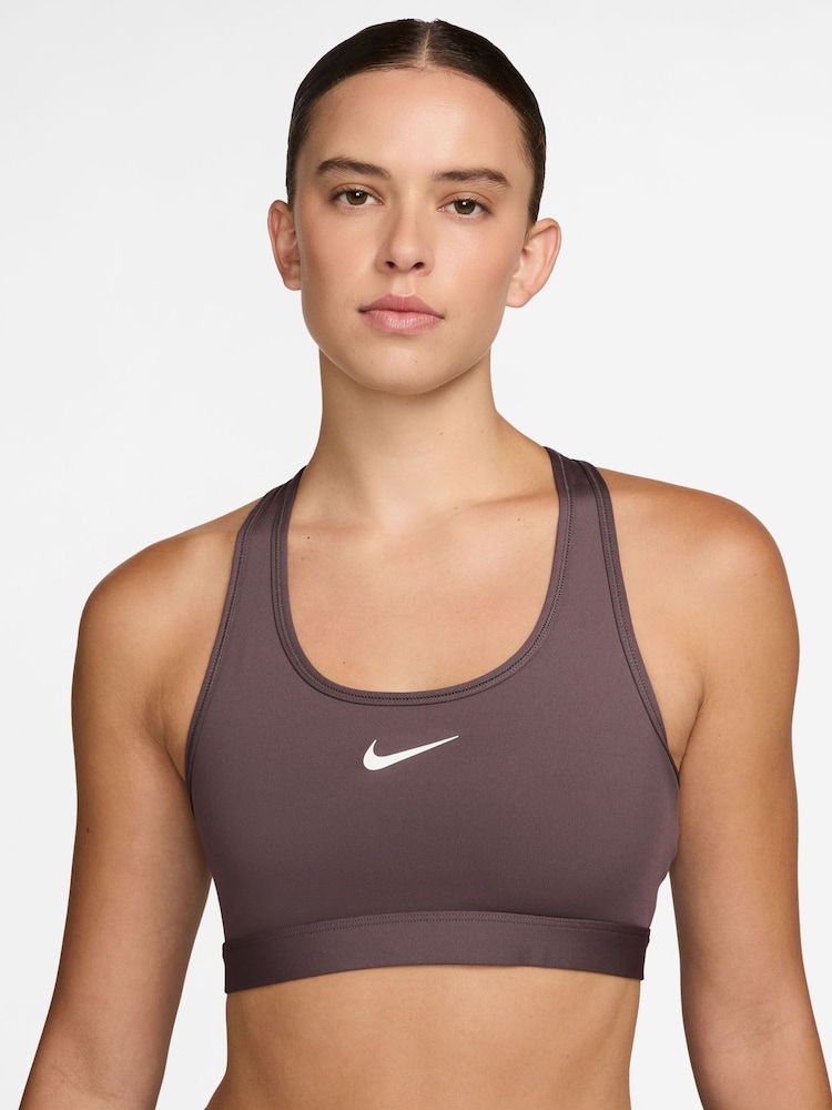 Tatu qəhvəyi - Nike Swoosh Orta Dəstəkli Yastıqsız İdman Büsthalteri - 3şəkildən 1 şəkil