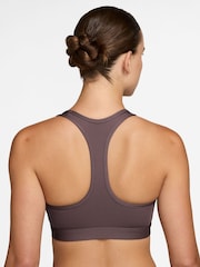 Tatu qəhvəyi - Nike Swoosh Orta Dəstəkli Yastıqsız İdman Büsthalteri - 3şəkildən 2 şəkil