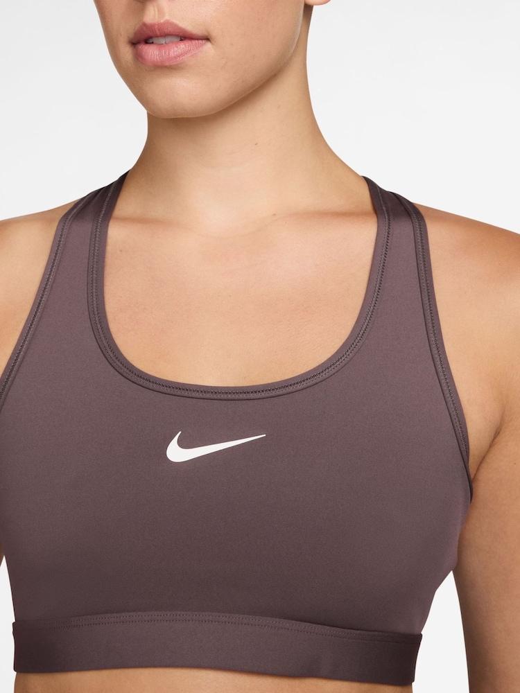 Tatu qəhvəyi - Nike Swoosh Orta Dəstəkli Yastıqsız İdman Büsthalteri - 3şəkildən 3 şəkil