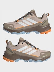 كريم - حذاء رياضي Skychaser AX5 GORE-TEX من adidas - صورة 7 من 9