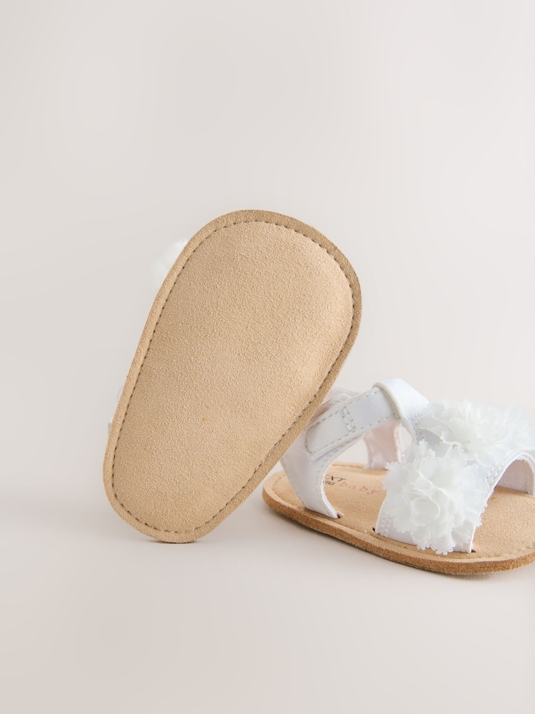 White Corsage Flower - Sandalias de bebé (0-24 meses) - Imagen 5 de 5 White Corsage Flower - Sandalias de bebé (0-24 meses) - Imagen 5 de 5