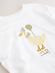White Birthday Duck - تيشرت بأكمام قصيرة مزين بطبعة جرافيك (3شهور-7سنوات) - صورة 4 من 4