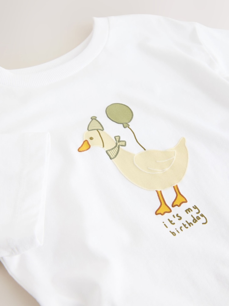 White Birthday Duck - تيشرت بأكمام قصيرة مزين بطبعة جرافيك (3شهور-7سنوات) - صورة 4 من 4